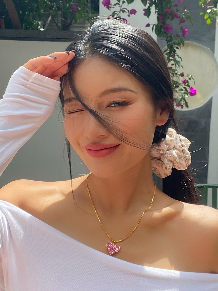 Celine Chunky Cuban Chain Necklace: Unisex Bold Gold Link Design 4 Celine Chunky Cuban Chain Necklace: Unisex Bold Gold Link Design - Image 4