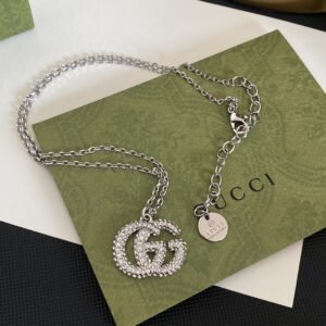 Gucci Link Chain Necklace: Chunky Unisex Design with Subtle Logo Tag