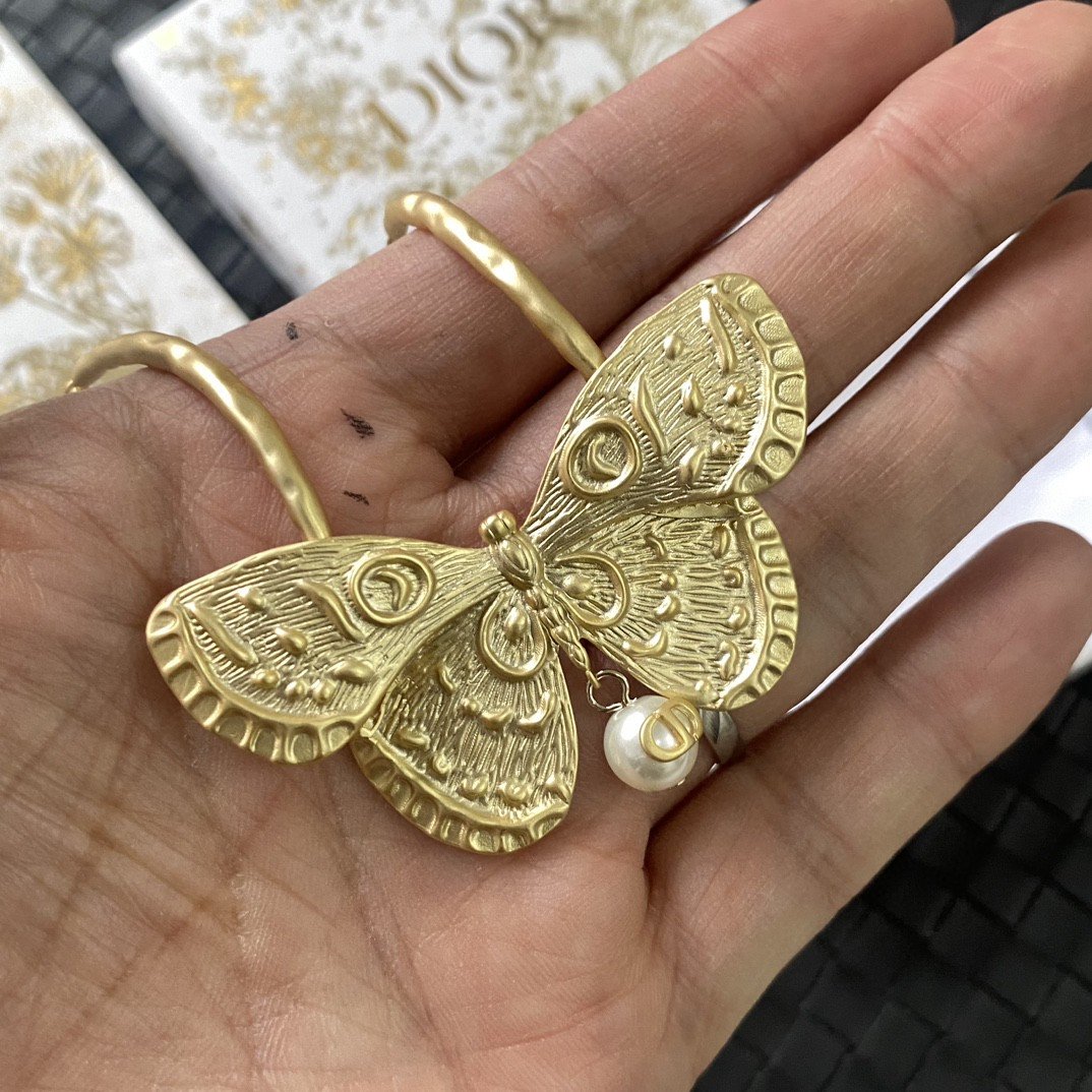 Dior New Initial Necklace: Personalized Luxury Jewelry 3 Dior New Initial Necklace: Personalized Luxury Jewelry - Image 3