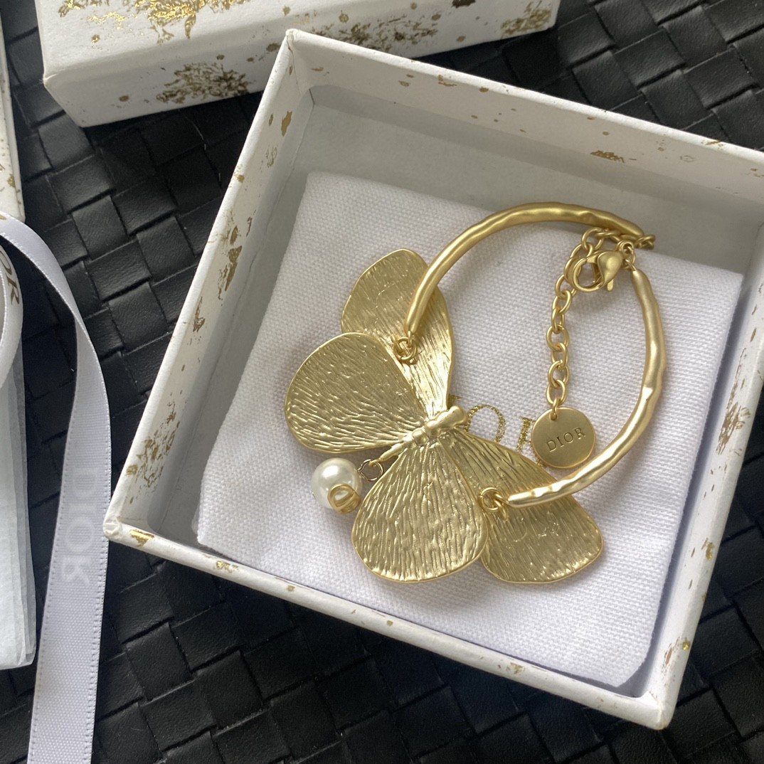 Dior New Initial Necklace: Personalized Luxury Jewelry 4 Dior New Initial Necklace: Personalized Luxury Jewelry - Image 4