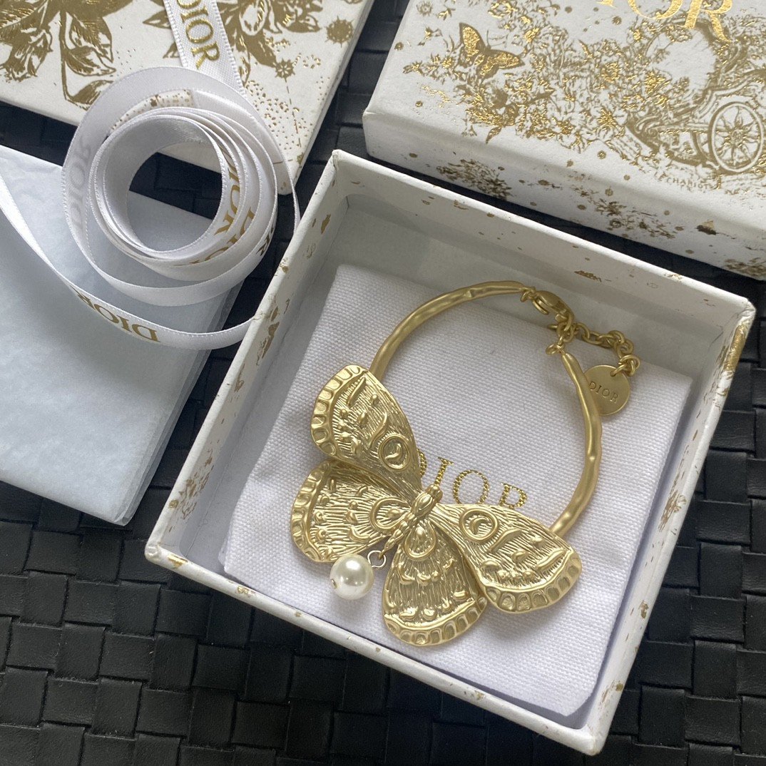 Dior New Initial Necklace: Personalized Luxury Jewelry 1 Dior New Initial Necklace: Personalized Luxury Jewelry