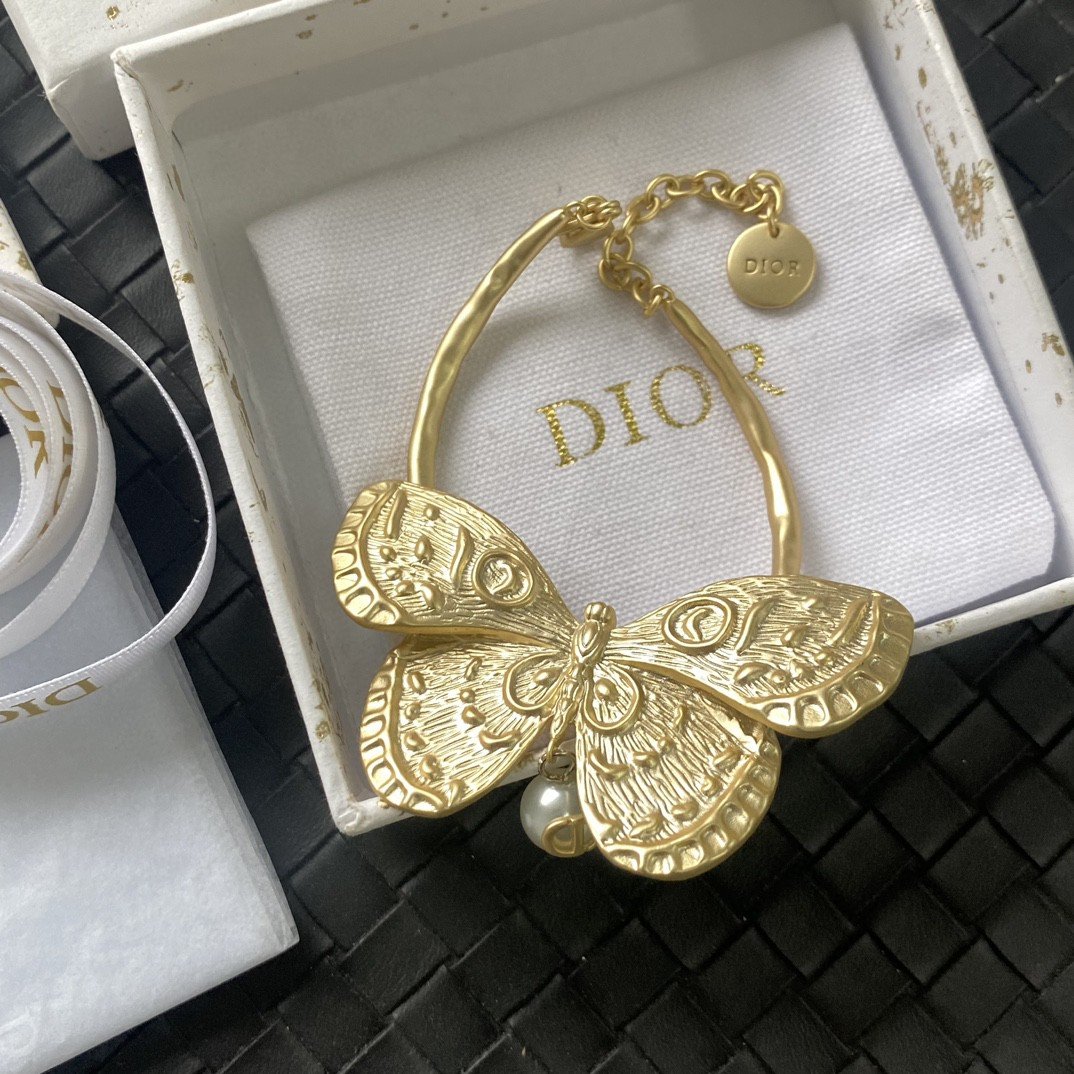 Dior New Initial Necklace: Personalized Luxury Jewelry 2 Dior New Initial Necklace: Personalized Luxury Jewelry - Image 2