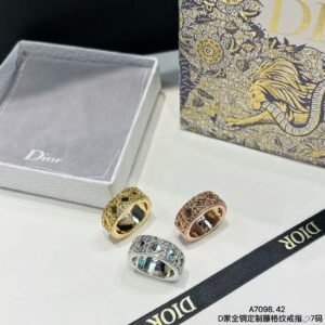 Dior's New Vintage-Inspired Necklace: Retro Chic