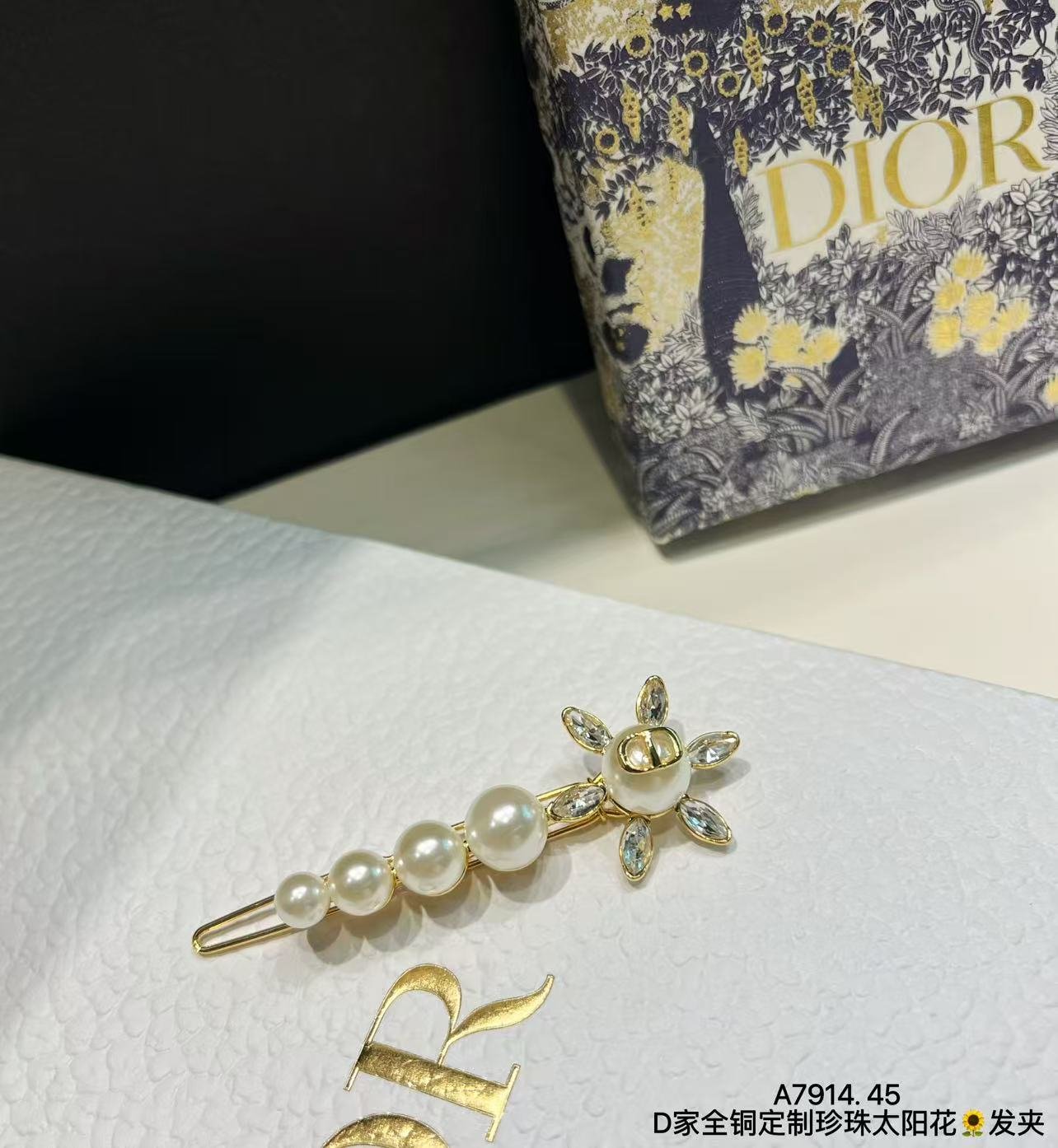 Dior New Headwear 2026: Berets, Caps & Bandanas - Latest Designer Fashion Accessories 1 Dior New Headwear 2026: Berets, Caps & Bandanas - Latest Designer Fashion Accessories