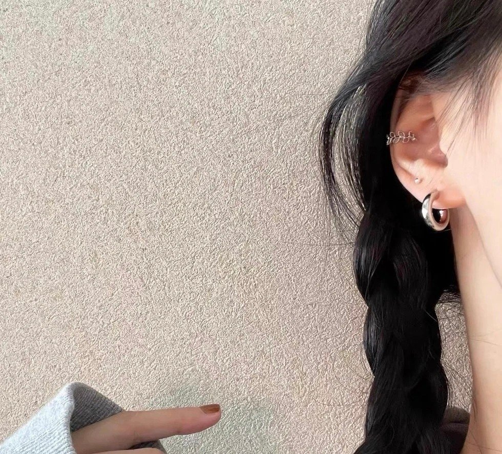 Gucci Dionysus Tiger Head Earrings: Mythological Motif with Chain Detail 5 Gucci Dionysus Tiger Head Earrings: Mythological Motif with Chain Detail - Image 5