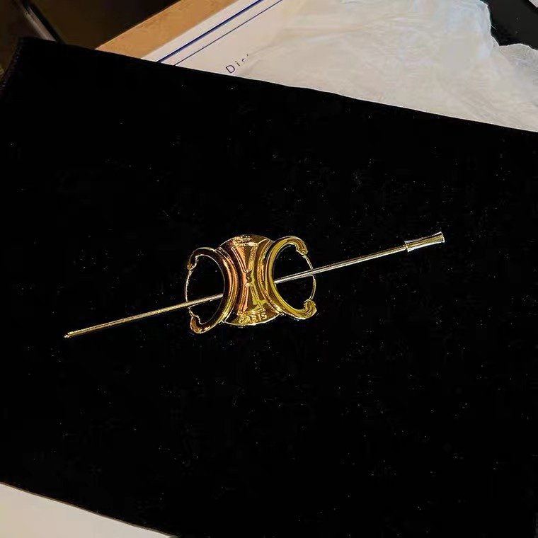 Celine New Chunky Hairpin: Oversized Tortoiseshell Acetate Design 4 Celine New Chunky Hairpin: Oversized Tortoiseshell Acetate Design - Image 4