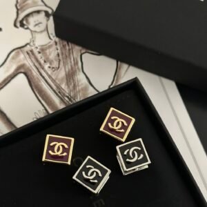Chanel Reflets d’Été Earrings: Mirrored Discs that Capture and Reflect Light
