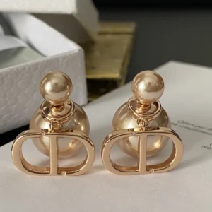 DIOR Lucky Eight Hoops: Figure-Eight Knot Design with Diamond Accent