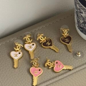 Chanel Cabochon d’Émeraude Earrings: Large, Smooth Emerald Cabochon in a Simple Bezel