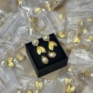 Chanel Caméo Renaissance Earrings: Vintage-Style Cameo Portrait in Shell