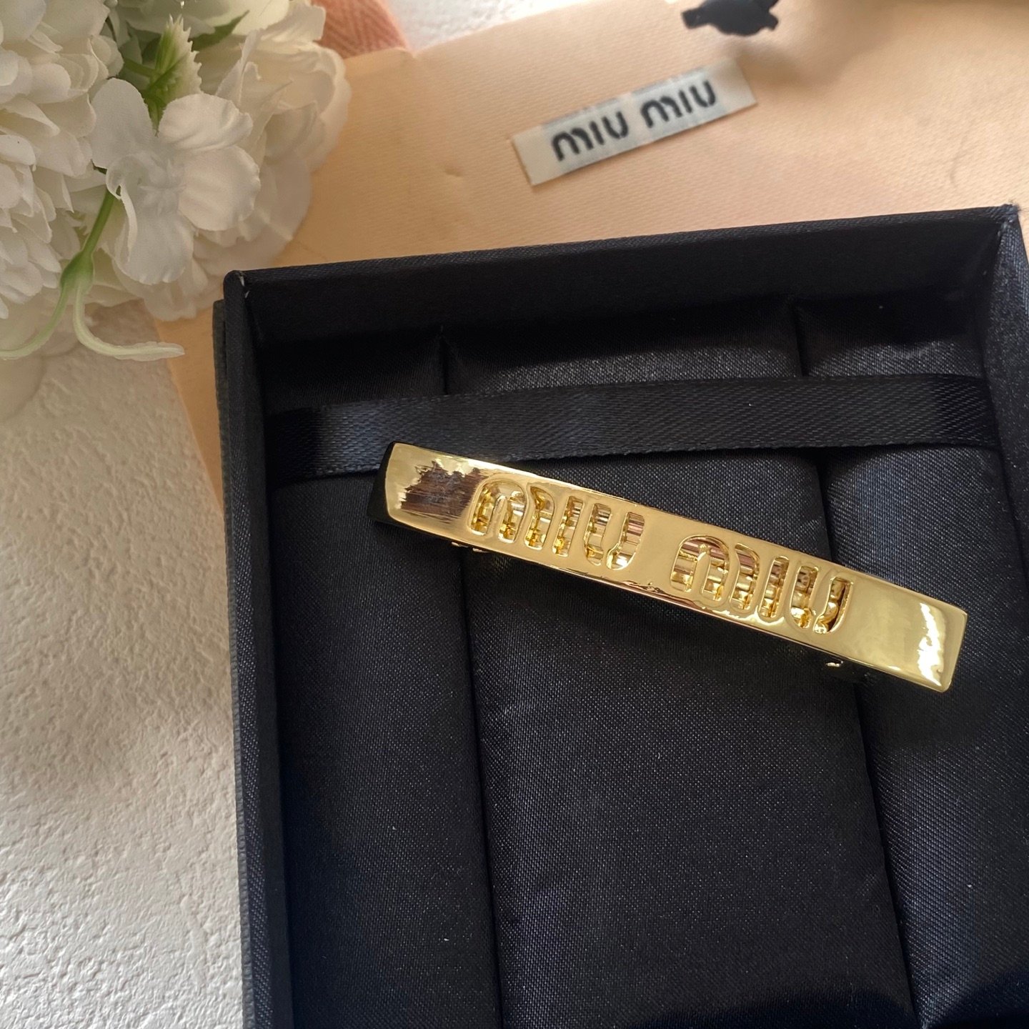 Miu Miu Double-Claw Clip: Pearlescent Finish with Hidden Logo 4 Miu Miu Double-Claw Clip: Pearlescent Finish with Hidden Logo - Image 4