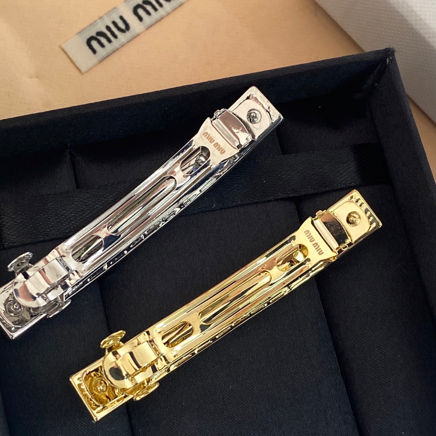 Miu Miu Double-Claw Clip: Pearlescent Finish with Hidden Logo 6 Miu Miu Double-Claw Clip: Pearlescent Finish with Hidden Logo - Image 6