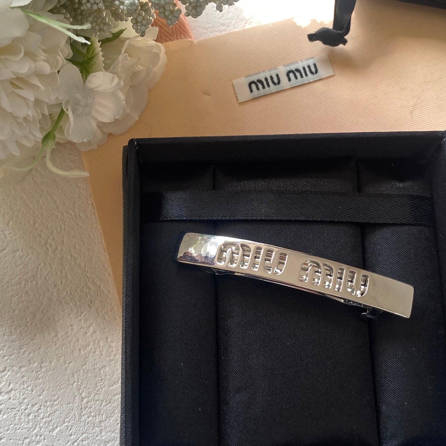 Miu Miu Double-Claw Clip: Pearlescent Finish with Hidden Logo 3 Miu Miu Double-Claw Clip: Pearlescent Finish with Hidden Logo - Image 3