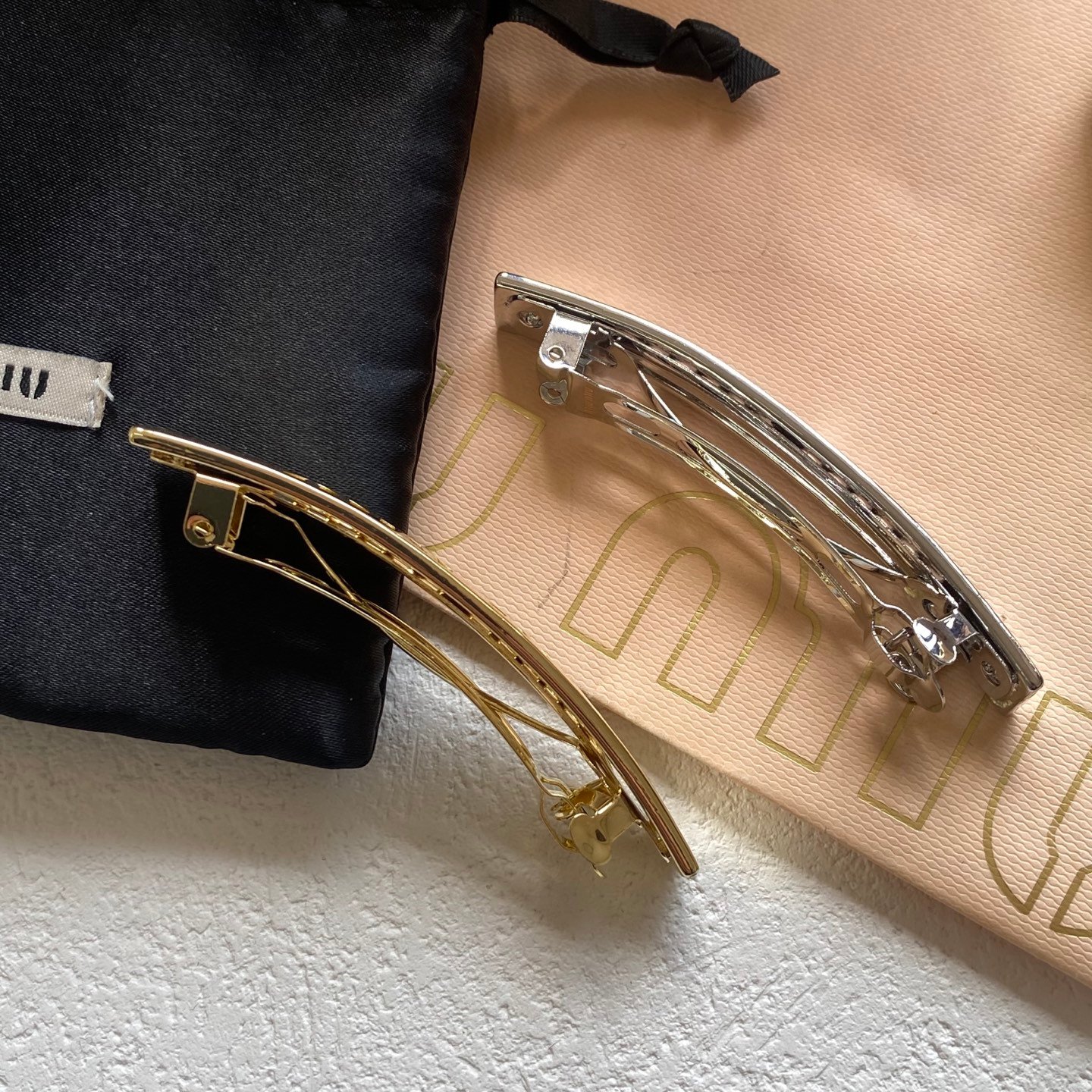Miu Miu Double-Claw Clip: Pearlescent Finish with Hidden Logo 5 Miu Miu Double-Claw Clip: Pearlescent Finish with Hidden Logo - Image 5