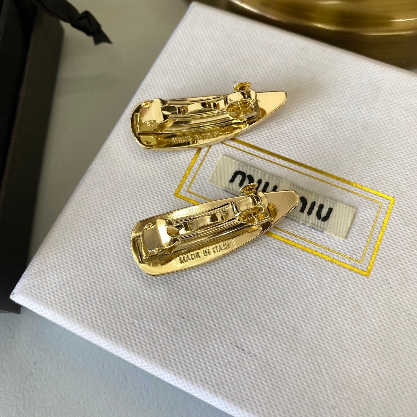 Miu Miu Floral Resin Hair Clip: Translucent Petals with Gold Wire Stem 6 Miu Miu Floral Resin Hair Clip: Translucent Petals with Gold Wire Stem - Image 6