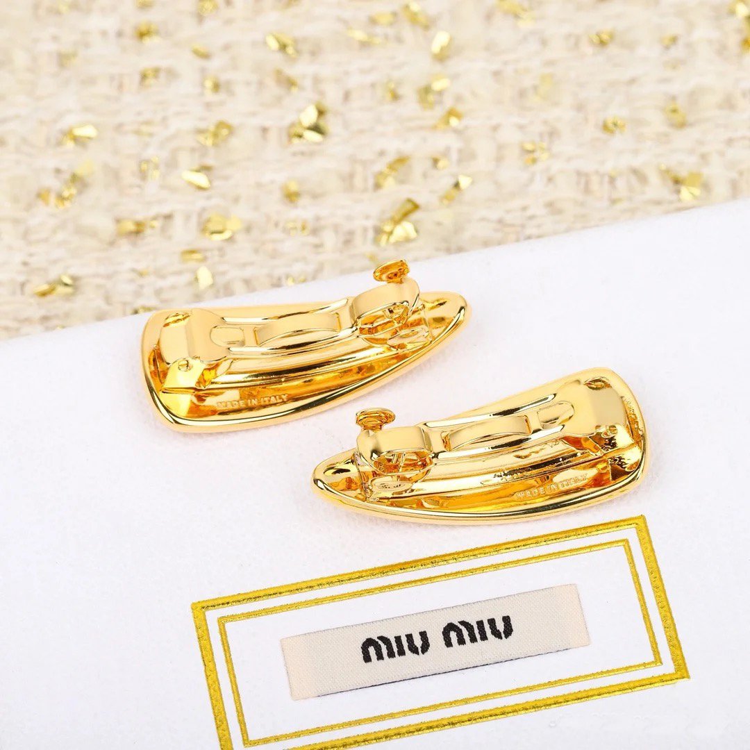 Miu Miu Floral Resin Hair Clip: Translucent Petals with Gold Wire Stem 8 Miu Miu Floral Resin Hair Clip: Translucent Petals with Gold Wire Stem - Image 8