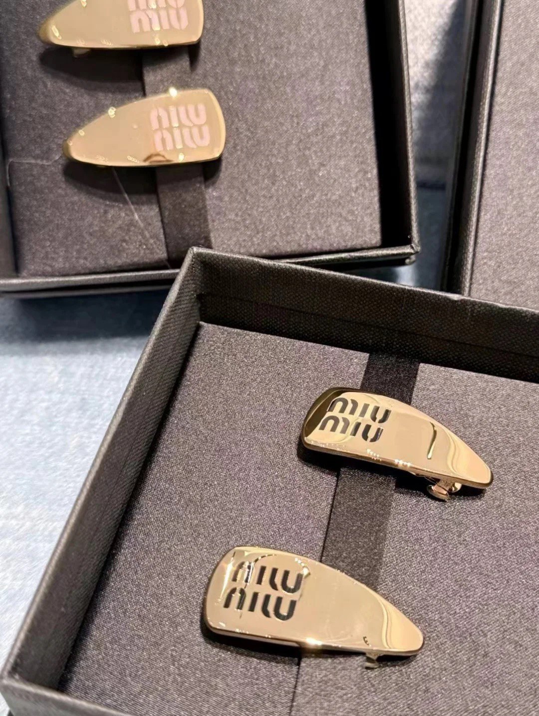 Miu Miu Floral Resin Hair Clip: Translucent Petals with Gold Wire Stem 3 Miu Miu Floral Resin Hair Clip: Translucent Petals with Gold Wire Stem - Image 3